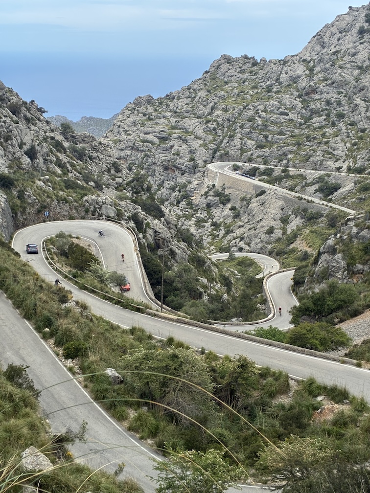 Silnice na Sa Calobra na Mallorce a cyklisté jedoucí na Coll de Reis