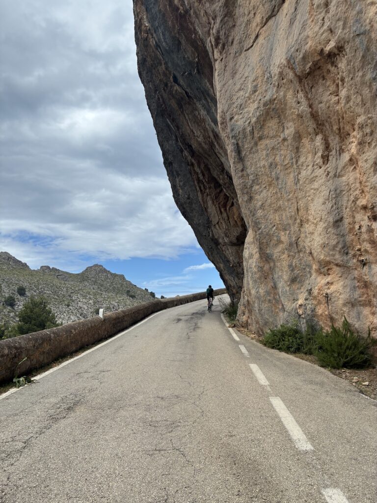 Sa Calobra, cyklista jedoucí nahoru