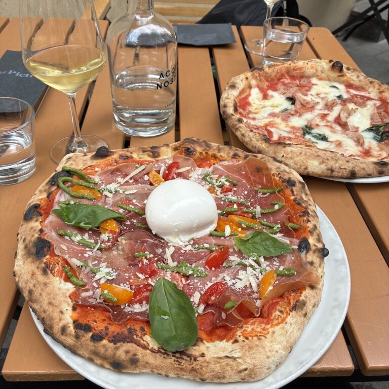 Pizza v Restauraci Da Pietro v Plzni, Burrata