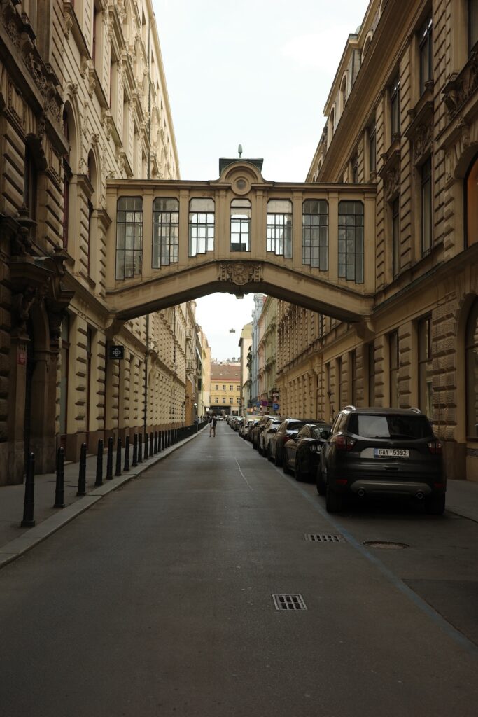 Prampouch mezi 2 budovami.