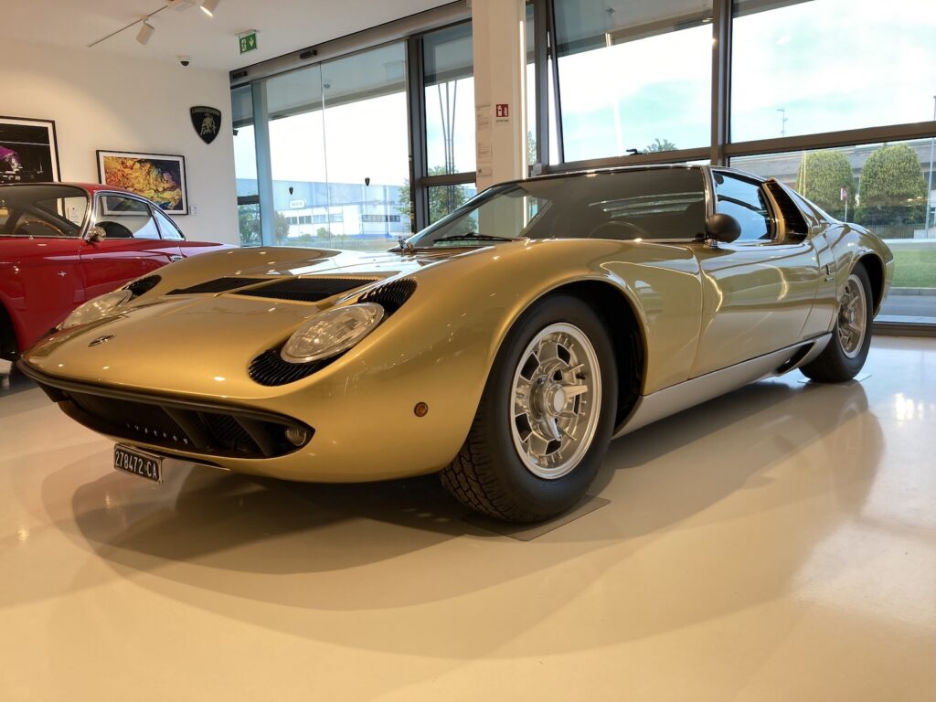Lamborghini Miura ve zlaté barvě v museu Lamborghini v Itálii