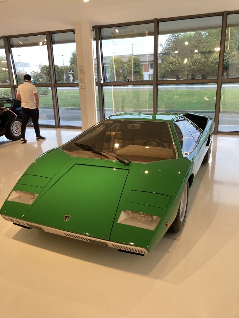 Lamborghini Countach v zelené barvě v museu Lambroghini v Itálii.