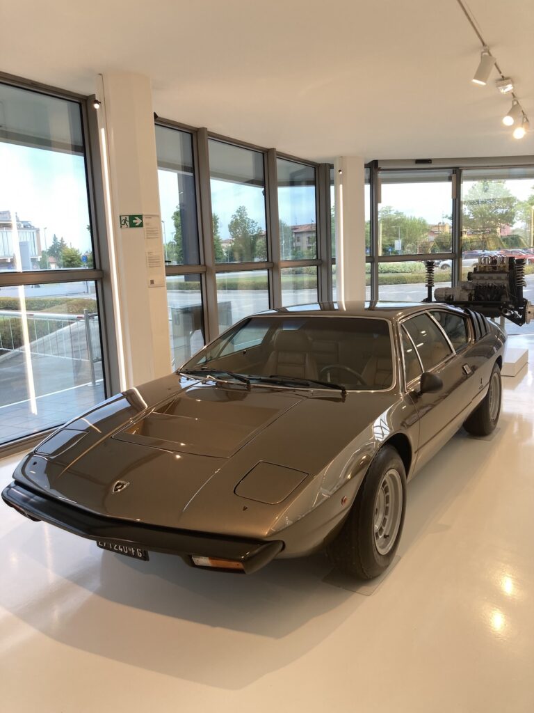 Lamborghini Urraco v museu Lamborghini v Itálii.