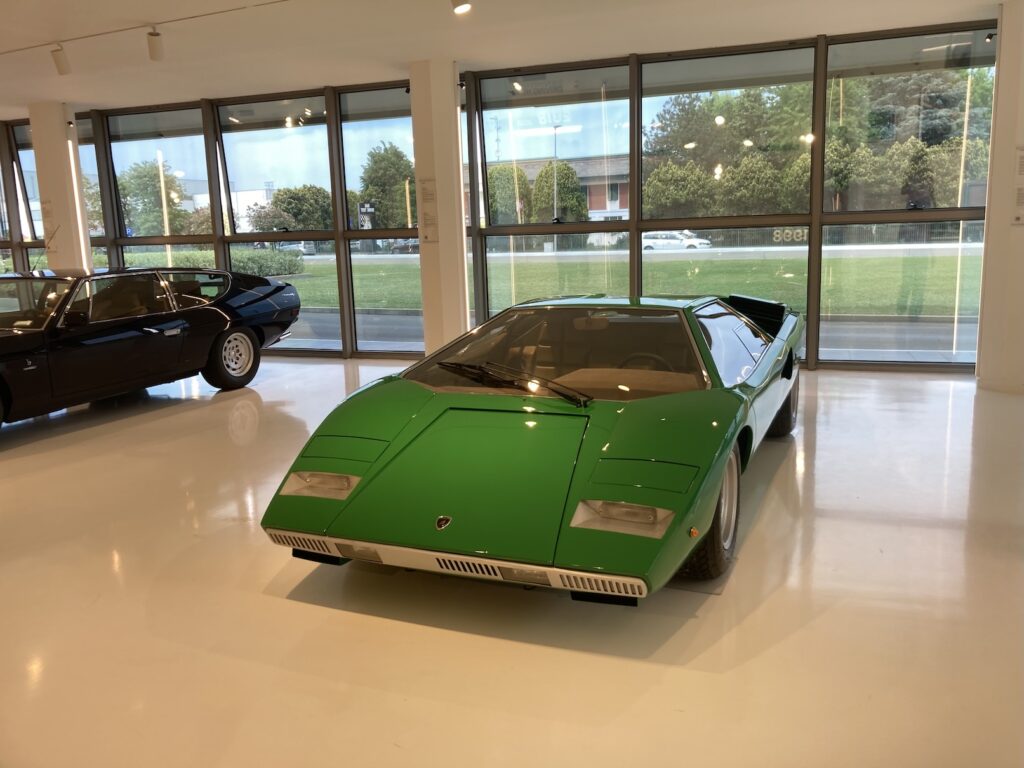 Lamborghini Countach v zelené barvě v museu Lamborghini v Itálii