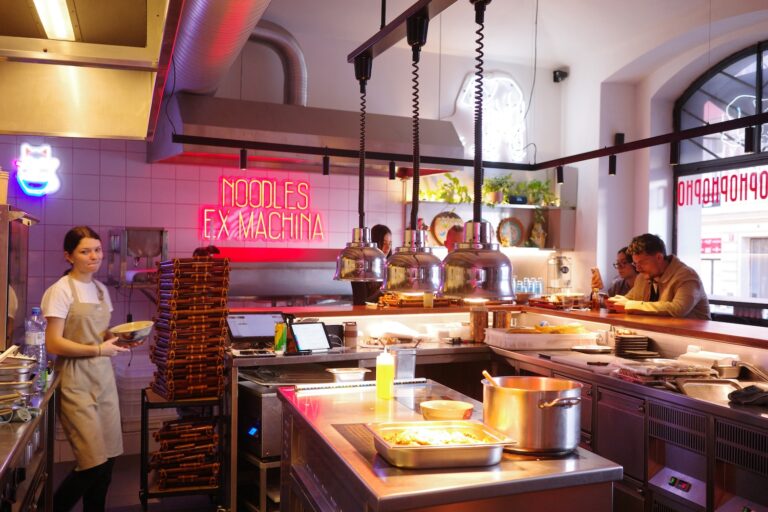 Restaurace Pho100 na pražském Smíchově. Interiér restaurace.